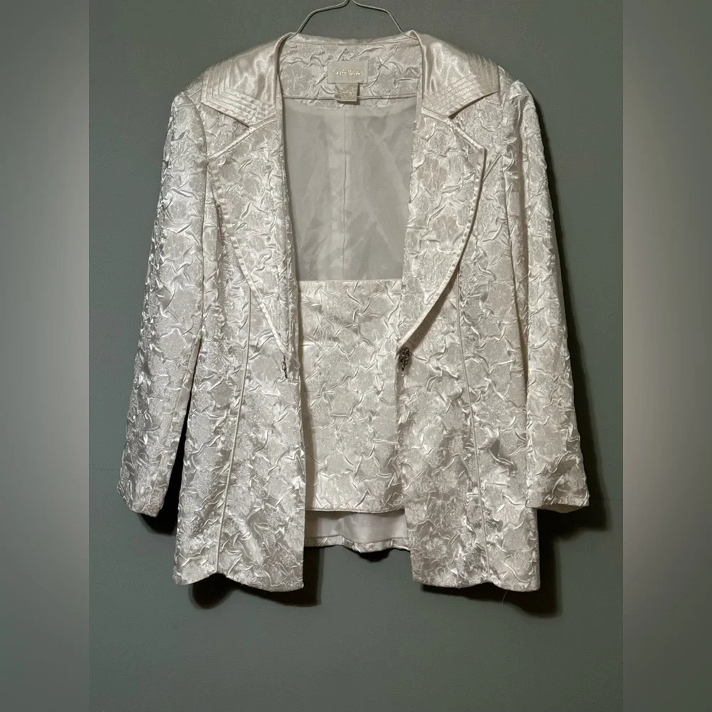 Elegant Cream Brocade Skirt Set - Picture 6 of 11